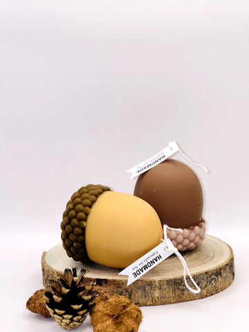 Weihnachtskerze in Form einer Eichel