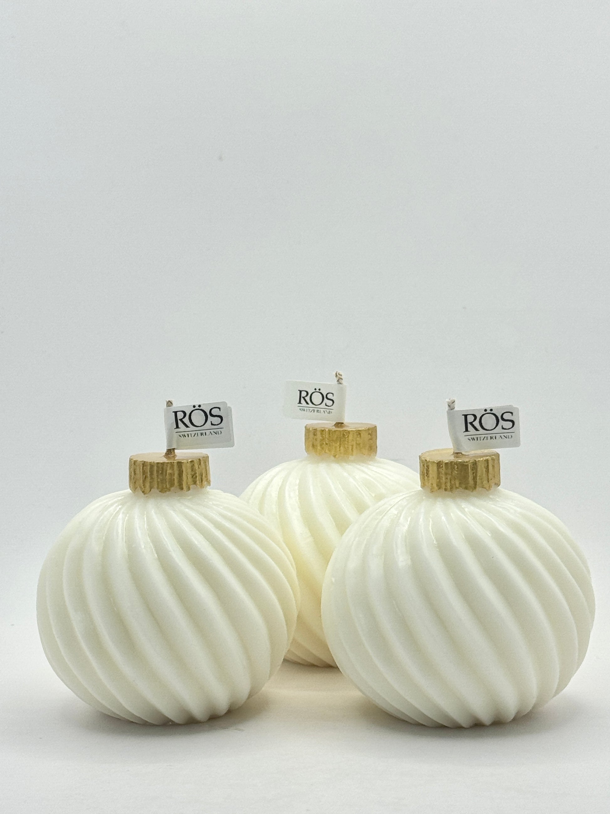 Handgemacht mit Liebe 💛”
	•	“Natürlich. Elegant. Einzigartig.”
	•	“Ein Hauch von Gold für dein Zuhause.”
	•	“Sojawachs. Design. Raffinesse.”
